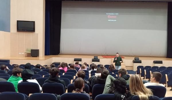 El IES «Martínez Vargas», de Barbastro, acoge las proyecciones de «La vaca» y «El secreto de Vicky».