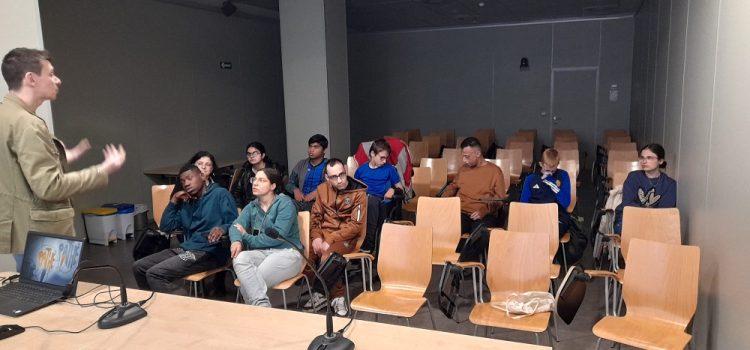 El Centro «Joaquín Roncal» acoge al alumnado del CEE «Ángel Rivière» para ver «La vaca»